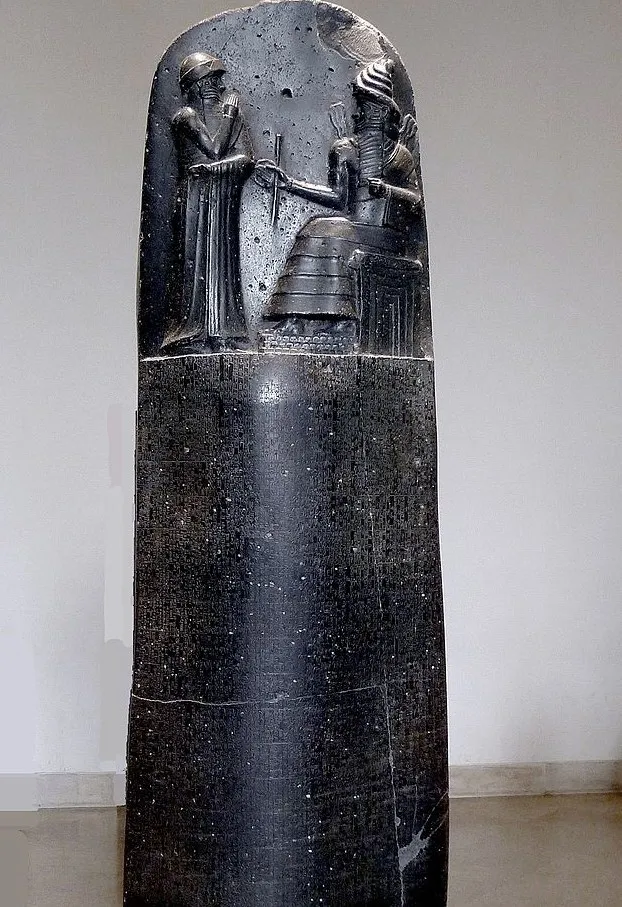 Kodeks-Hamurabiego-–-na-samym-szczycie-steli-widac-jak-Bog-Szamasz-wrecza-wladcy-kodeks-praw