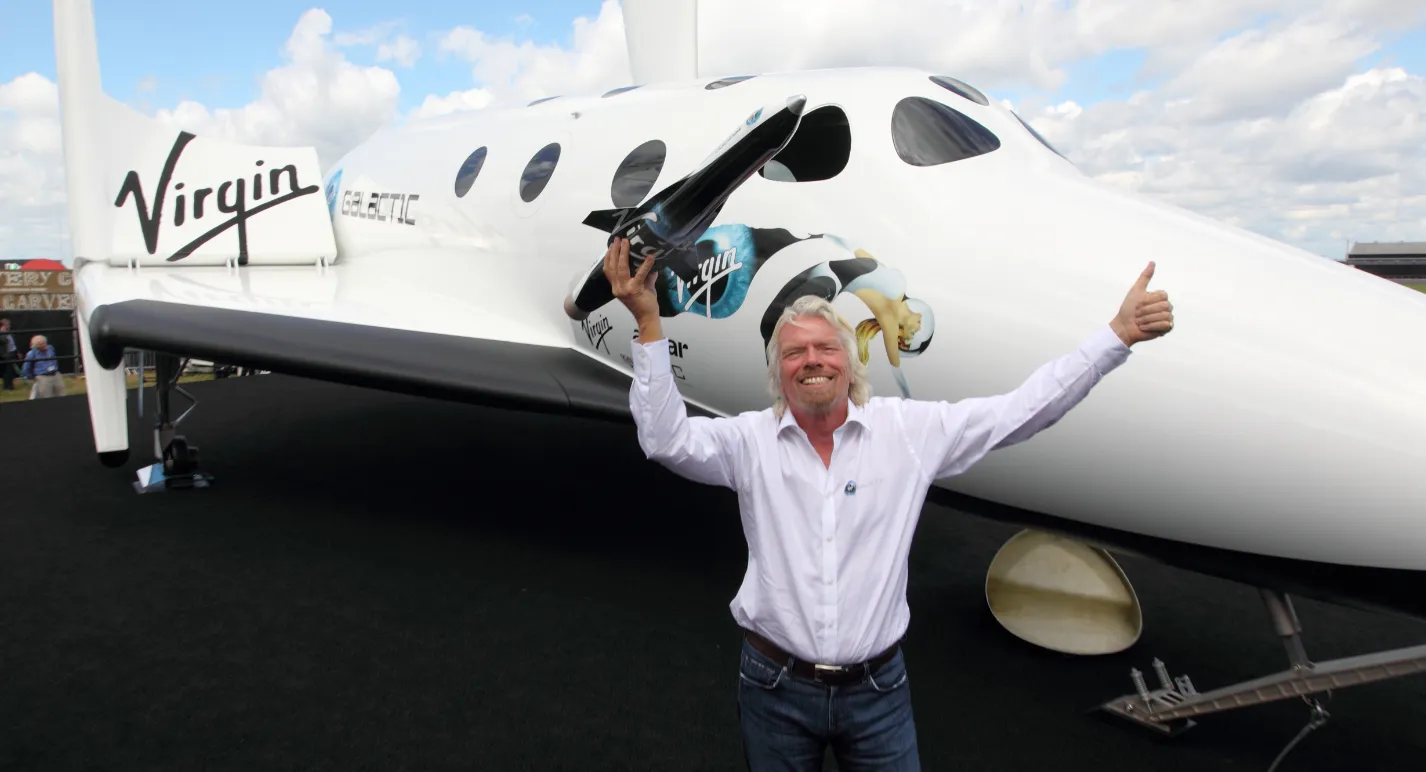Richard-Branson-na-tle-pierwszego-turystycznego-samolotu-kosmicznego-–-to-nim-polecial-rok-temu-w-przestrzen-okoloziemska