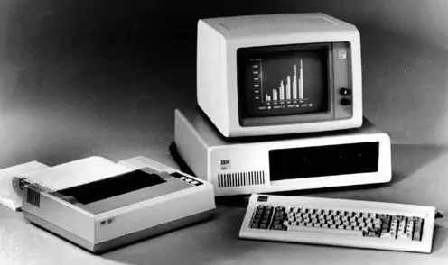 Pierwszy-komputer-osobisty-IBM-z-systemem-operacyjnym-MS-DOS