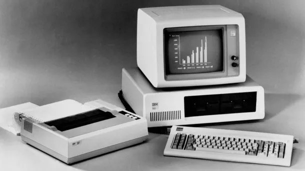 Pierwszy-komputer-osobisty-IBM-z-systemem-operacyjnym-MS-DOS