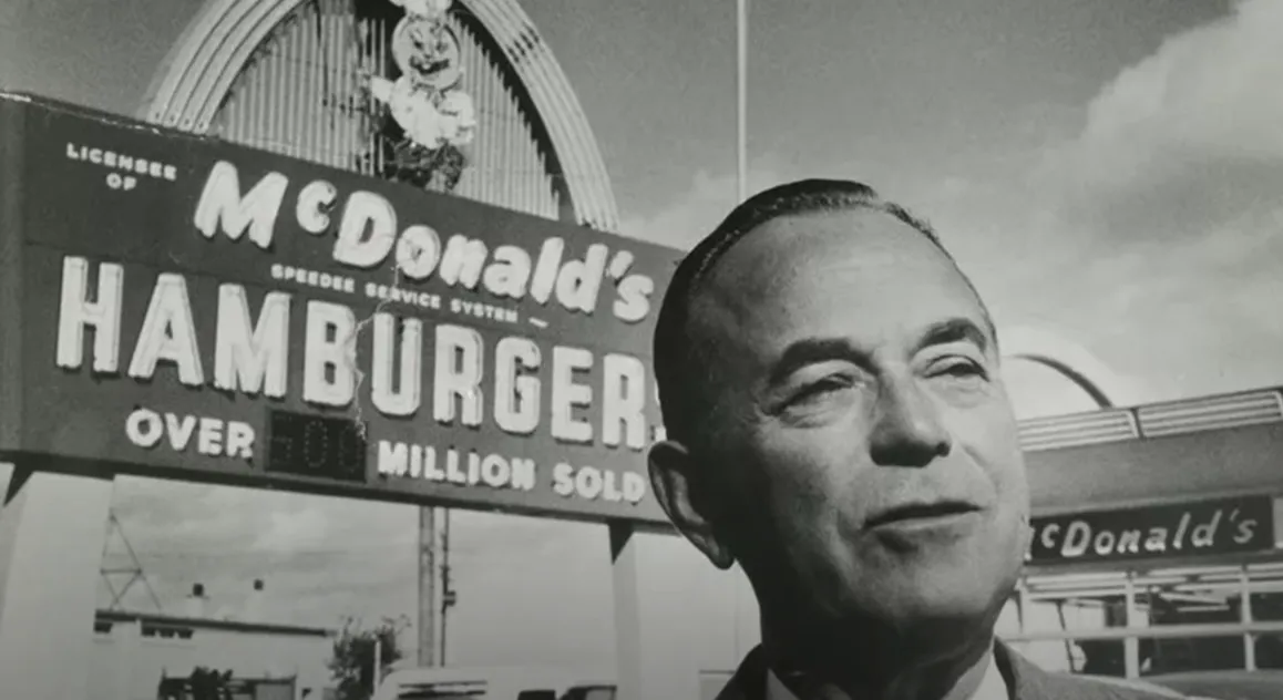 Ray-Kroc-na-tle-szyldu-McDonalds