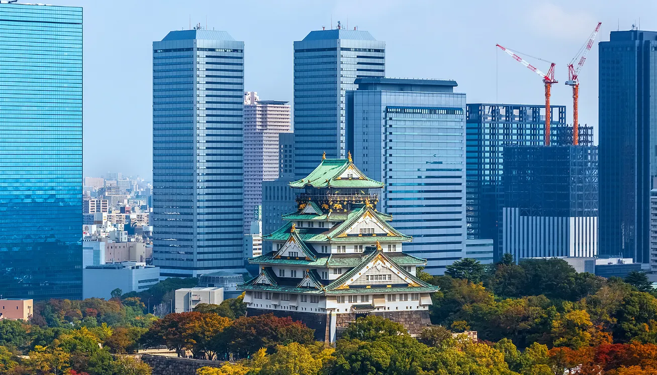 Zamek-Osaka-przed-wiezowcami-Osaka-Business-Park-Budowe-rozpoczeto-w-1583-roku-jednak-zamek-byl-wielokrotnie-niszczony-przez-pozary-i-blyskawice