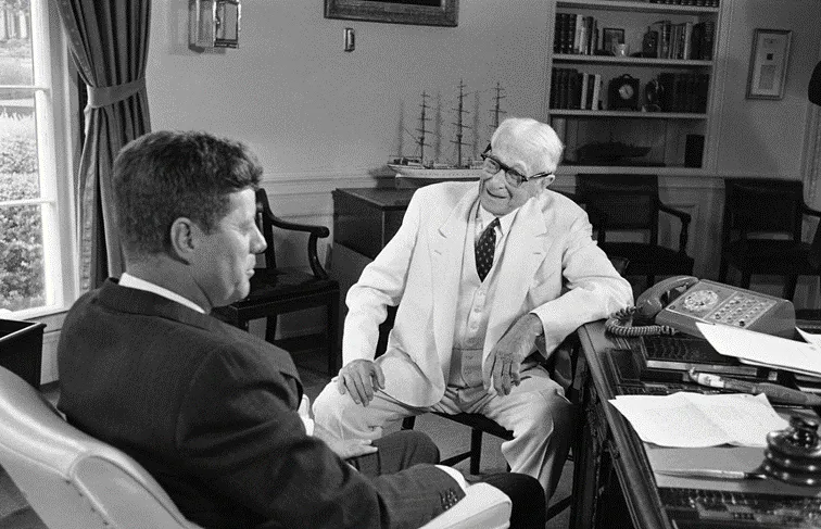 Bernard-Baruch-na-spotkaniu-z-prezydentem-John-F.-Kennedy