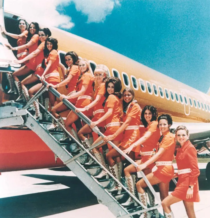 Stewardessy-Southwest-Airlines-w-latach-70.-Seksapil-byl-w-duzej-mierze-czescia-linii-lotniczej