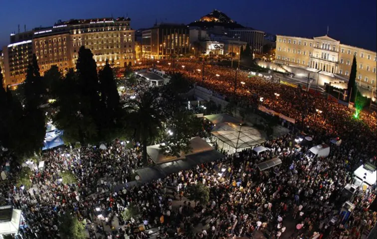 100-000-osob-protestuje-przeciwko-cieciom-budzetowym-przed-budynkiem-parlamentu-w-Atenach-29-maja-2011.