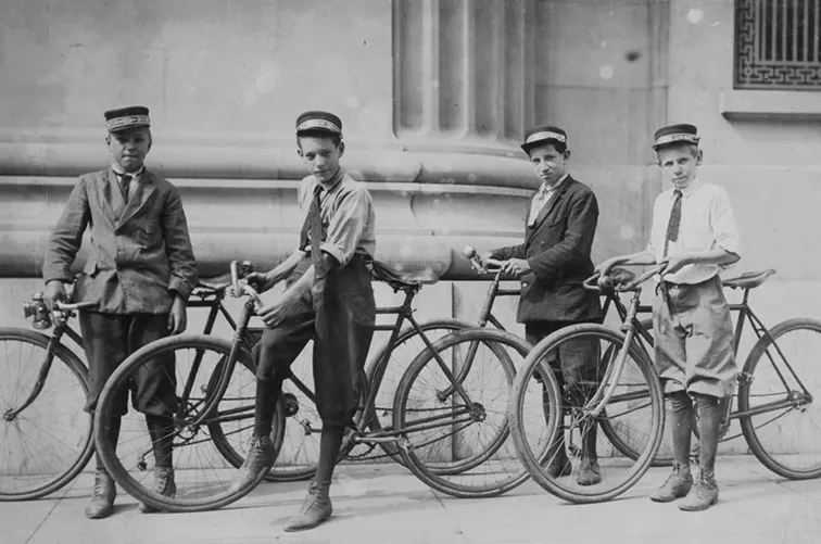 Zdjecie-z-1900-roku-przedstawia-grupke-poslancow-Western-Union-w-Norfolk-na-nowych-modelach-rowerow
