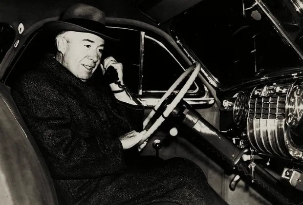 Zalozyciel-Motoroli-Paul-V.-Galvin-korzystajacy-z-radiotelefonu-samochodowego-Motorola-Chicago-1946