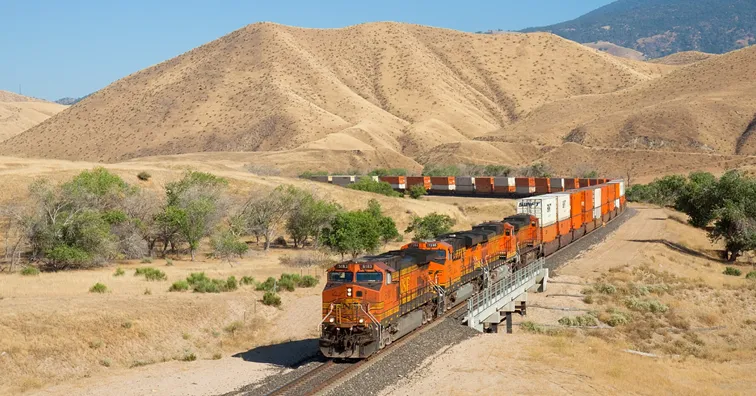Pociag-Burlington-Northern-Santa-Fe-w-przeleczy-Tehachapi-w-Kalifornii