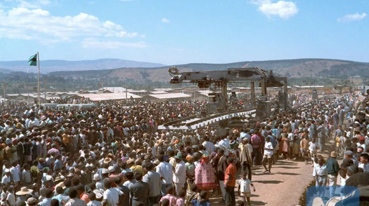 Miejscowa-ludnosc-Mbeya-w-Tanzanii-zbiera-sie-aby-powitac-polozenie-torow-linii-kolejowej-Tanzania-Zambia-12-lipca-1973-r