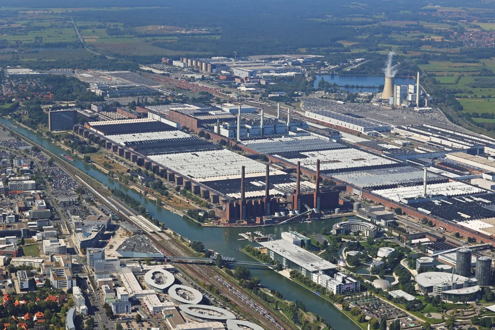 Fabryka-Volkswagena-w-Wolfsburgu-–-najwiekszy-zaklad-produkcji-samochodow-na-swiecie
