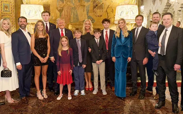 Wielopokoleniowe-zdjecie-z-bliskimi-przyjaciolmi-i-rodzina-TRUMP