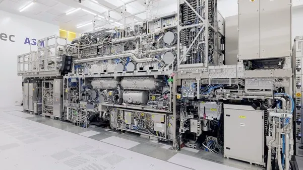 ASML-–-Kluczowa-maszyna-w-produkcji-najbardziej-zaawansowanych-polprzewodnikow
