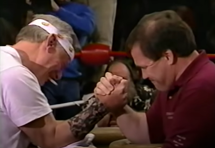 Kelleher i Herwald w turnieju siłowania na rękę o prawo do sloganu „Plane Smart”