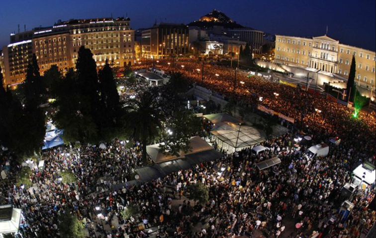 100 000 osób protestuje przeciwko cięciom budżetowym przed budynkiem parlamentu w Atenach (29 maja 2011).