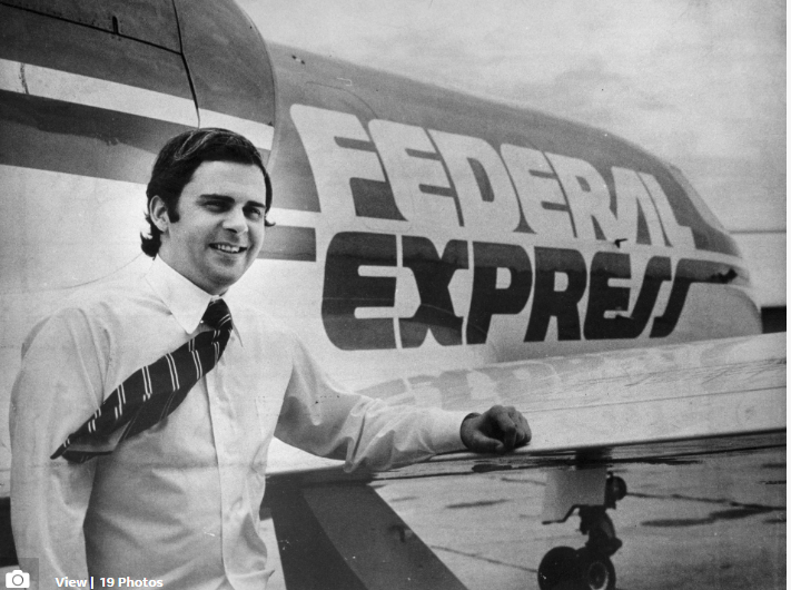 Założyciel FedEx Fred Smith pozujący na tle jednego pierwszych samolotów we flocie firmy