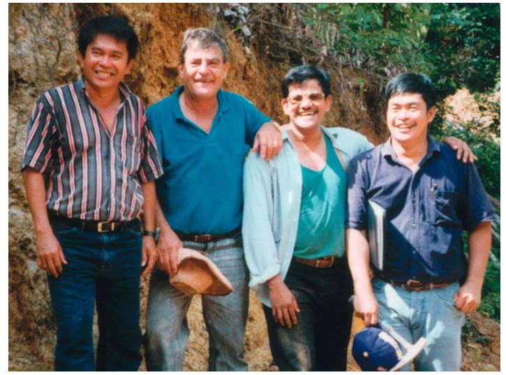 Załoga Bre-X około 1997 r., od lewej: kierownik budowy Jerome Alto, starszy wiceprezes John Felderhof, kierownik poszukiwań Michael de Guzman i geolog Cesar Puspos.