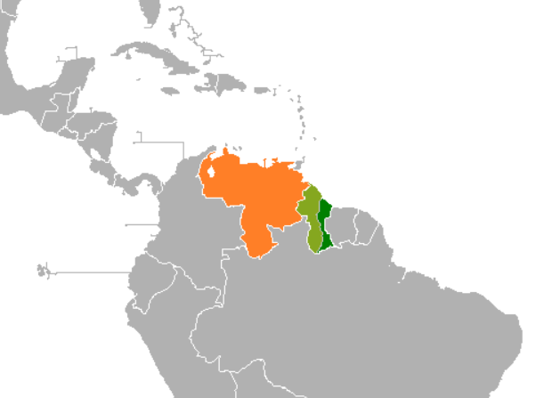 Obszar sporny w kolorze jasnozielonym. Gujana w kolorze jasnej i ciemnej zieleni. Wenezuela w kolorze pomarańczowym.